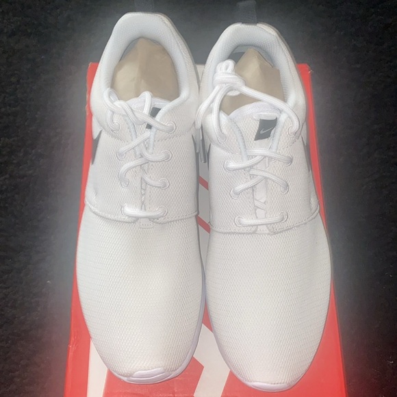 New Nike WMNS Roshe One ‘white-black’. Size.8.5w. OG all. Retail $80 - Picture 2 of 6